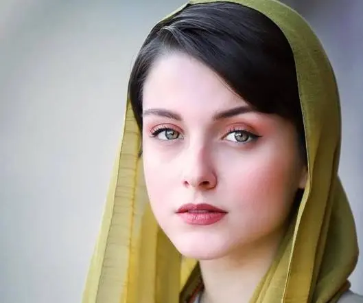 همه چیز درباره پروانه سریال گل سنگ