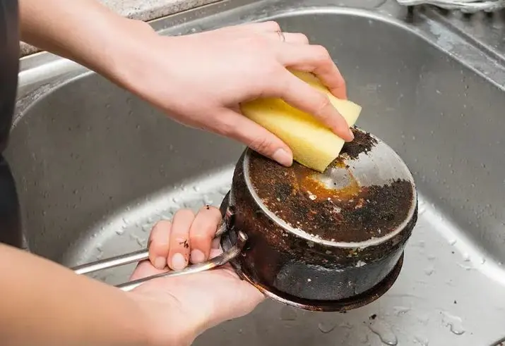 قابلمه سوخته چگونه تمیز میشود؟ + معرفی چند راهکار خانگی موثر
