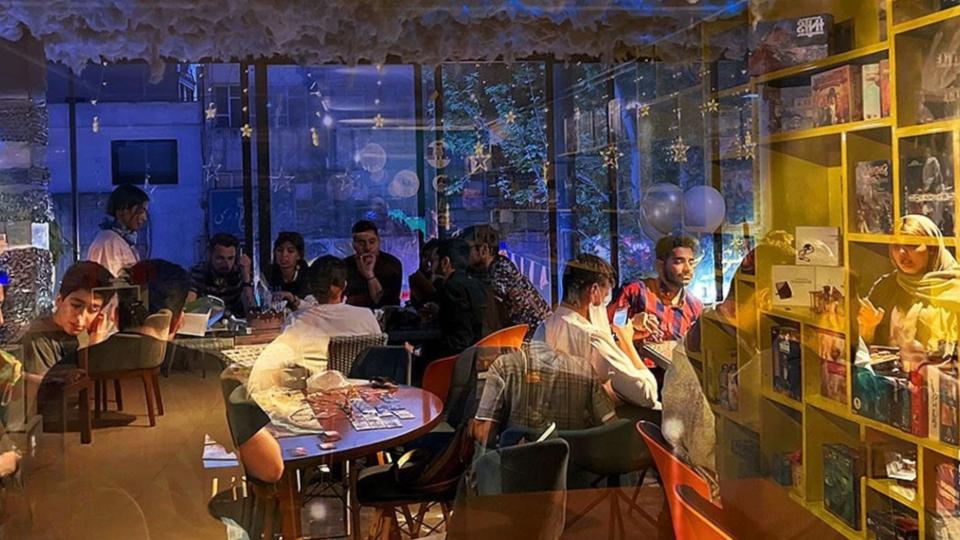 ۱۴ ترفند طلایی برای حرفهای شدن در بازی مافیا | طوری بازی کنید که هیچکس نتواند دستتان را بخواند!