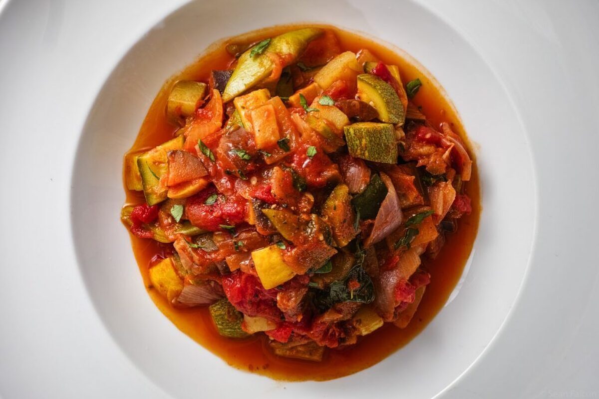 طرز تیه خوراک کدو سبز و سیبزمینی با گوجه | یک شام سبک و اقتصادی