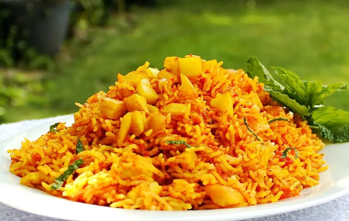 طرز تهیه استانبولیپلو بدون گوشت | دمی گوجهای خوشرنگ با تهدیگ سیبزمینی