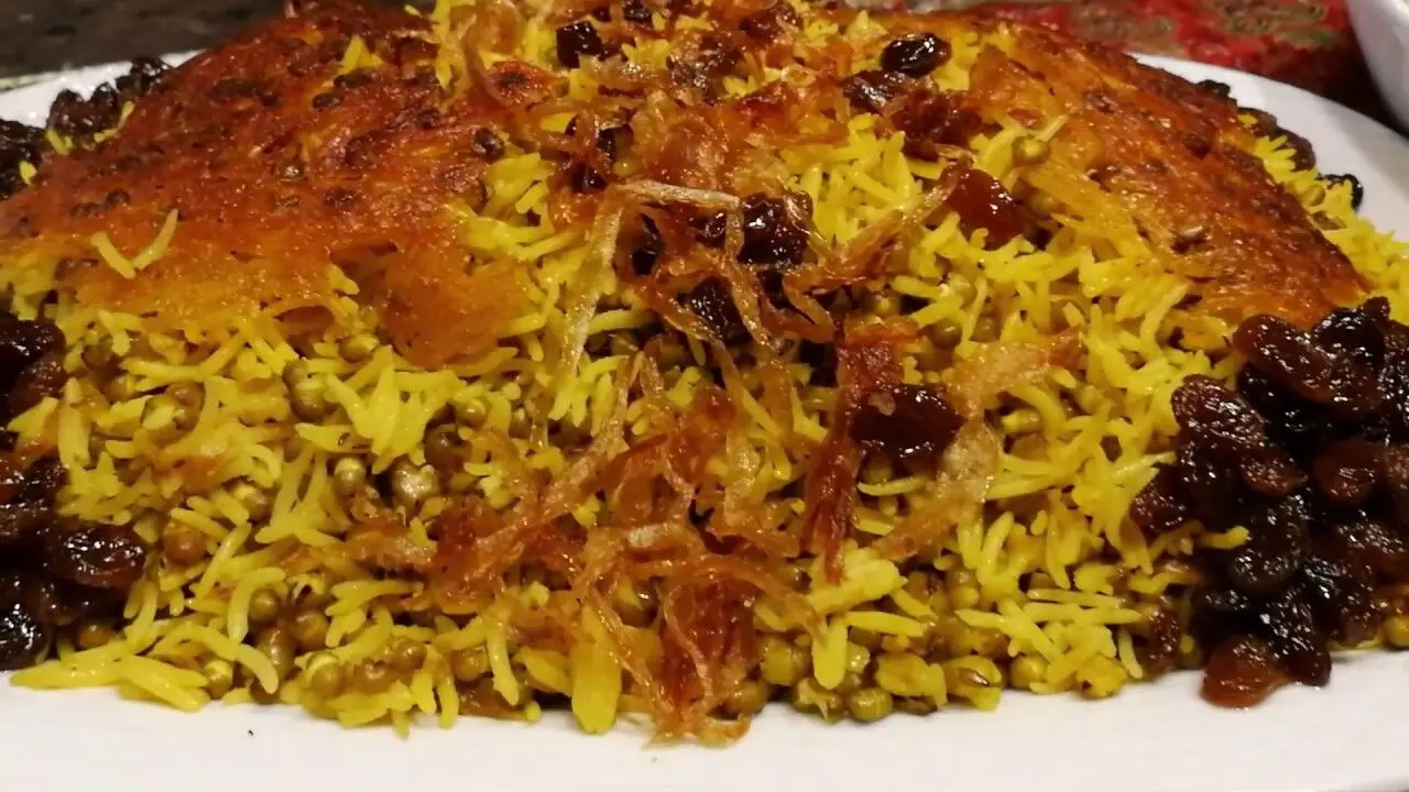 طرز تهیه ماشپلو ساده با کشمش و پیازداغ؛ غذای کمخرج و مقوی