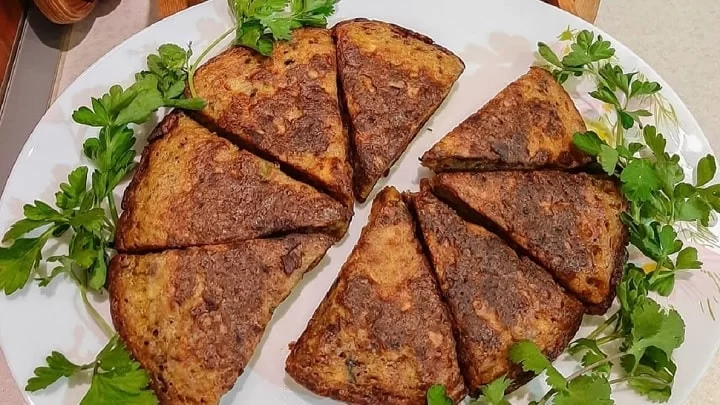 طرز تهیه کوکو بادمجان خانگی؛ فوتوفن گرفتن آب بادمجان و بستن مایه