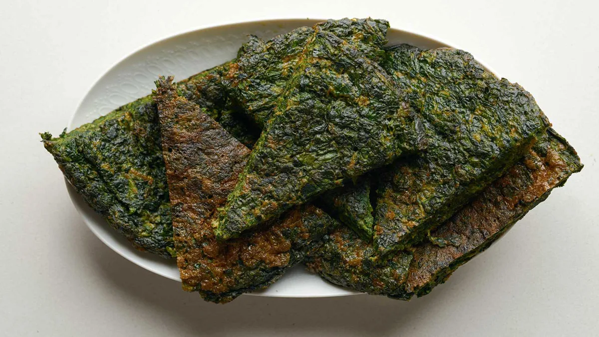 طرز تهیه کوکو سبزی مجلسی | سبز، خوشعطر و برشخورده