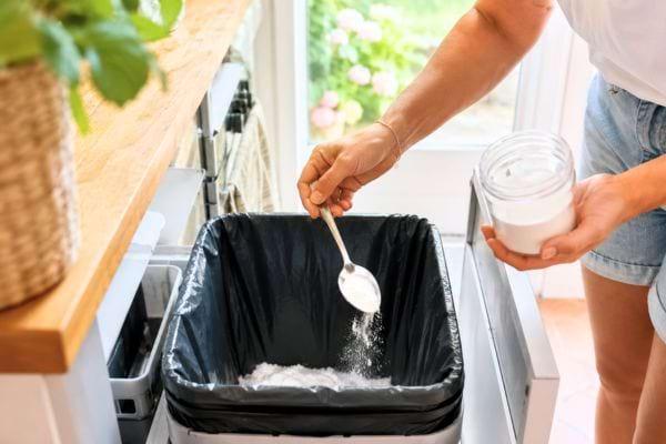 Pourquoi il faut mettre du bicarbonate au fond de la poubelle en été