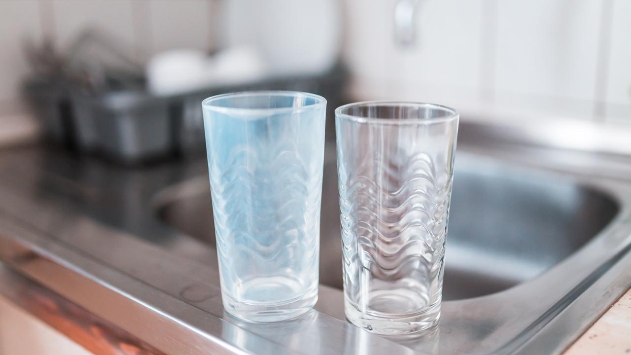Cómo eliminar y evitar la cal de los vasos