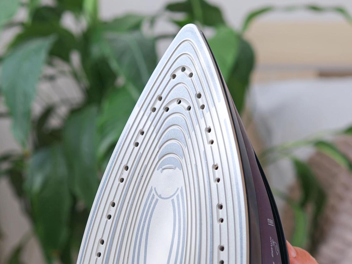 Close-up Demonstration of a cleaned iron at home. step3.